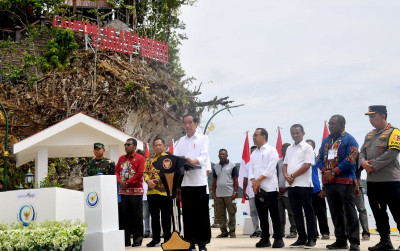 uploads/news/2023/11/jokowi-resmikan-kampung-nelayan-2769453c5c01aec_400.jpeg