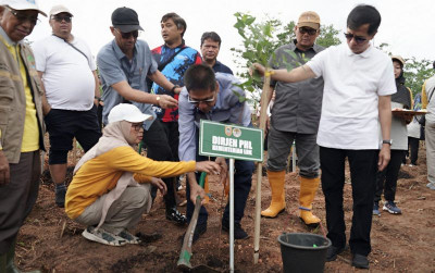 uploads/news/2024/01/penanaman-pohon-serentak-di-73225f77c6c075b_400.jpg