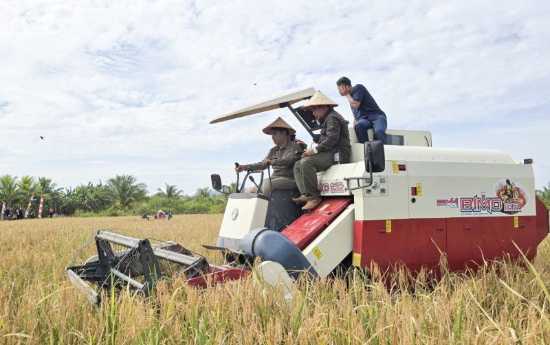 uploads/news/2025/02/petani-sambas-panen-perdana-49259e52aec7582.jpeg