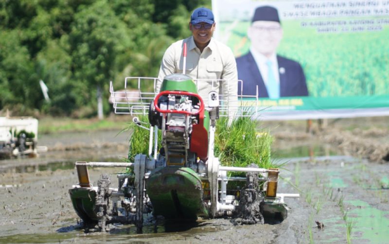 uploads/news/2025/06/berkat-alat-pertanian-modern--706459e044ea0ed.jpeg