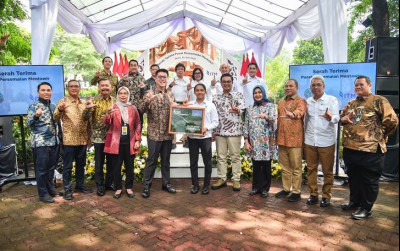uploads/news/2025/06/kemenhut-resmi-kelola-persemaian-720180df593e015_400.jpg