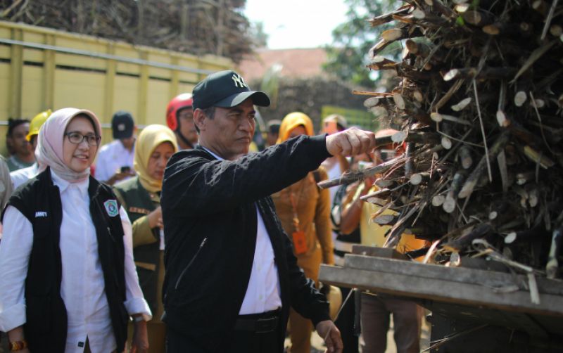 uploads/news/2025/06/mentan-maran-tutup-kios-18631f49fb1be0b.jpeg