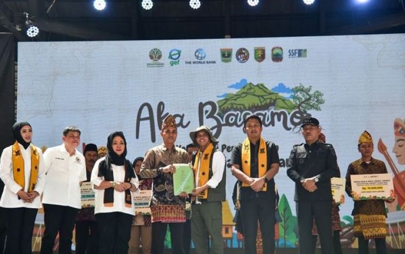 uploads/news/2025/06/perhutanan-sosial-didukung-menteri-442687cfaf63515.jpg
