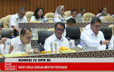 uploads/news/2025/09/dapat-anggaran-40-triliun--6808430cc3fad75_400.png