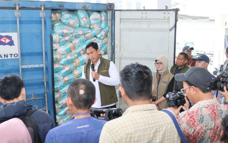 uploads/news/2025/11/48-ribu-kilogram-beras-4165648bda3e649.jpeg