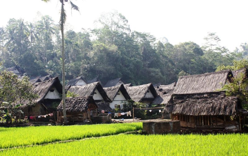 uploads/news/2025/11/leuit-kampung-naga-simbol-560406bdd249e96.jpg