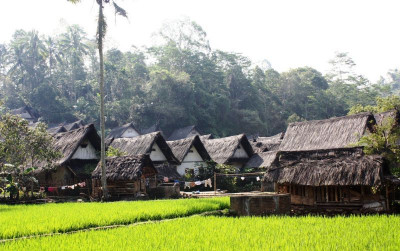 uploads/news/2025/11/leuit-kampung-naga-simbol-560406bdd249e96_400.jpg