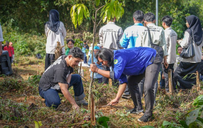 uploads/news/2025/12/aksi-penanaman-seribu-pohon-65263d5ecc6ce8f_400.jpg