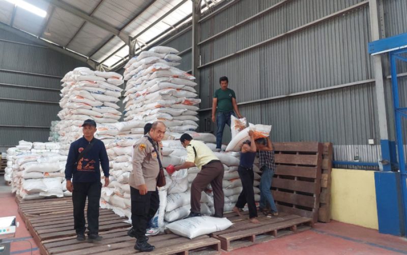 uploads/news/2025/12/sebanyak-1-200-ton-bantuan-14513c97aaba1ab.png