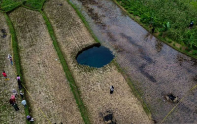 uploads/news/2026/01/fenomena-sinkhole-di-sawah--7349930b56d445f_400.png