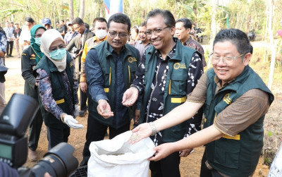 uploads/news/2026/08/lada-putih-babel-tembus-303242396064b44_400.jpg
