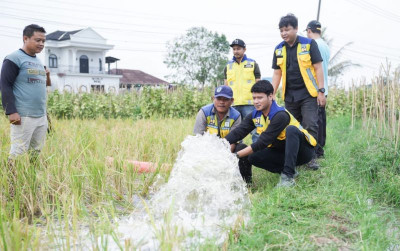 uploads/news/2026/10/hadapi-kekeringan-persawahan-sindang-1752304a48c9fc5_400.jpg